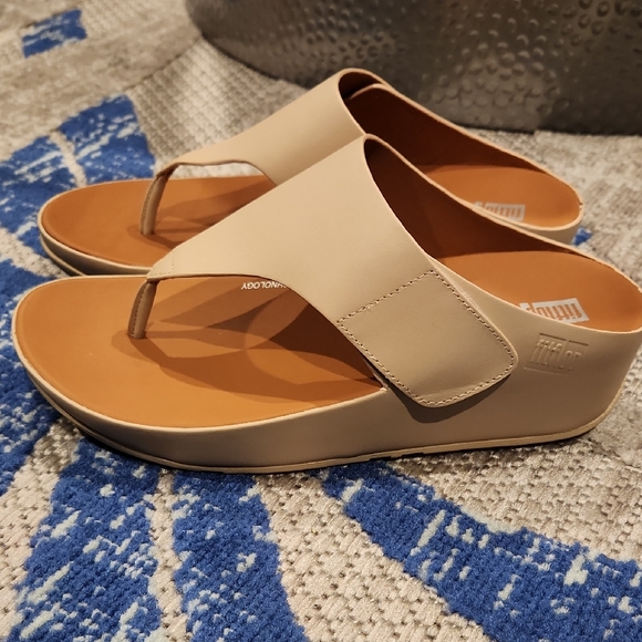 Fitflop Shoes - NWOB- Women's Fitflop SHUV Leather Upper Cream Sandals With Adjust. Strap Size 7